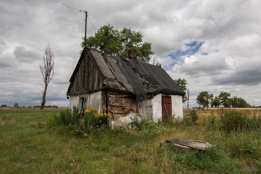 Historia pewnej chatki pod Warszawą. To tajemnicze miejsce przyciąga go od lat 7
