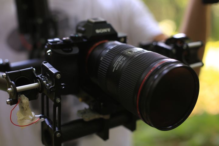 Tu Sony A7R na Gimbalu z obiektywem Canon EF 4 16-35L. Fotografia pochodzi z innej produkcji ale uwagę zwraca bardzo nisko położony środek ciężkości co w znacznym stopniu pomaga w pracy ze stabilizatorem.