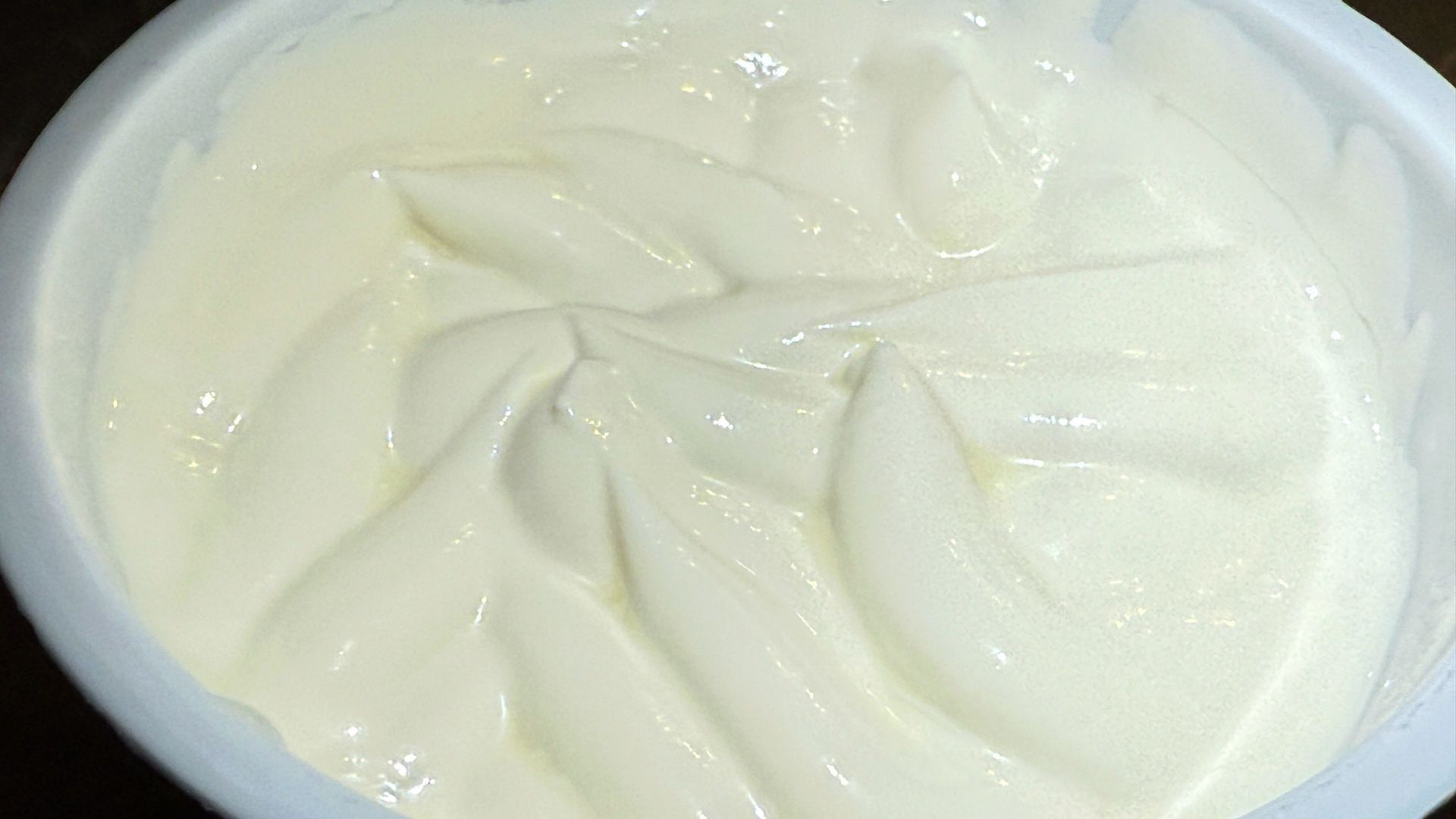 Zakażenie Salmonellą najczęściej wynika ze spożycia produktów pochodzenia zwierzęcego, które nie zostały poddane odpowiedniej obróbce cieplnej.