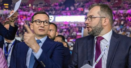 Rząd już wydaje pieniądze na programy z KPO. "Bez kontroli budżetowej"