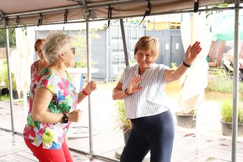 Śrem: Seniorskie potańcówki na plaży. Pogoda kiepska, ale seniorom humory dopisują