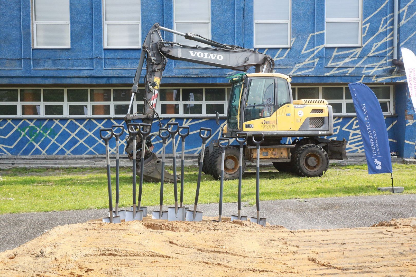 Obiekt za blisko 320 mln zł powstanie w środku kampusu, tuż przy rektoracie, obok rzeki Rawy.  