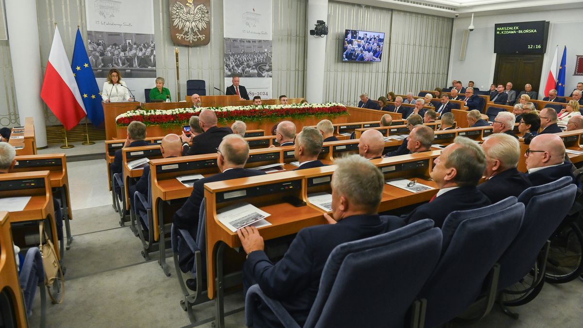 Warszawa, 04.07.2024. Marszałek Senatu Małgorzata Kidawa-Błońska (L) na sali obrad Senatu w Warszawie podczas uroczystego posiedzenia izby, 4 bm. Trwają obchody 35. rocznicy pierwszego posiedzenia odrodzonego Senatu z udziałem władz państwowych i zaproszonych gości. (jm) PAP/Piotr Nowak