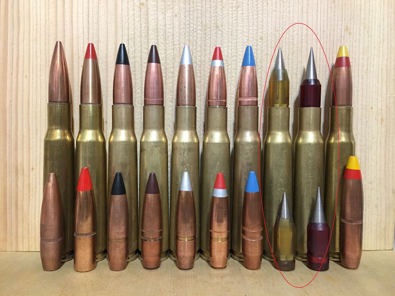 Naboje kal. 12,7x99 mm NATO wraz z używanymi pociskami (dolny rząd). SLAP zaznaczone na czerwono.