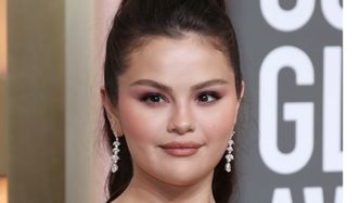 Selena Gomez przechadza się w sukni ślubnej na planie serialu. Fani: "Cudowna!"