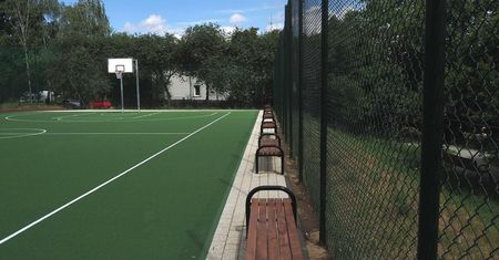 Trawiasty plac zmienił się w profesjonalne boisko ze sztuczną nawierzchnią. Nowy obiekt dla fanów koszykówki