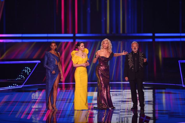 Grand Final of the 67th Eurovision Song Contestepa10625963 Eurovision hosts (L-R) Alesha Dixon, Julia Sanina, Hannah Waddingham and Graham Norton on stage at the start of the Grand Final of the 67th annual Eurovision Song Contest (ESC) at the M&S Bank Arena in Liverpool, Britain, 13 May 2023. Liverpool is hosting the 2023 Eurovision Song Contest on behalf of Ukraine.  EPA/ADAM VAUGHAN Dostawca: PAP/EPA.ADAM VAUGHAN