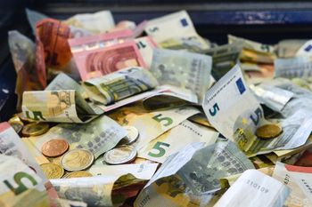 Znaleźli miliony euro. Wynosili je wiadrami. Oto gdzie były ukryte