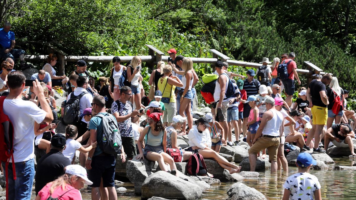 Turyści nad Morskim Okiem, 30 bm. Trwa sezon wakacyjny. Jednym z najchętniej odwiedzanych miejsc w Tatrach jest Morskie Oko, gdzie codziennie ciągną tłumy turystów.