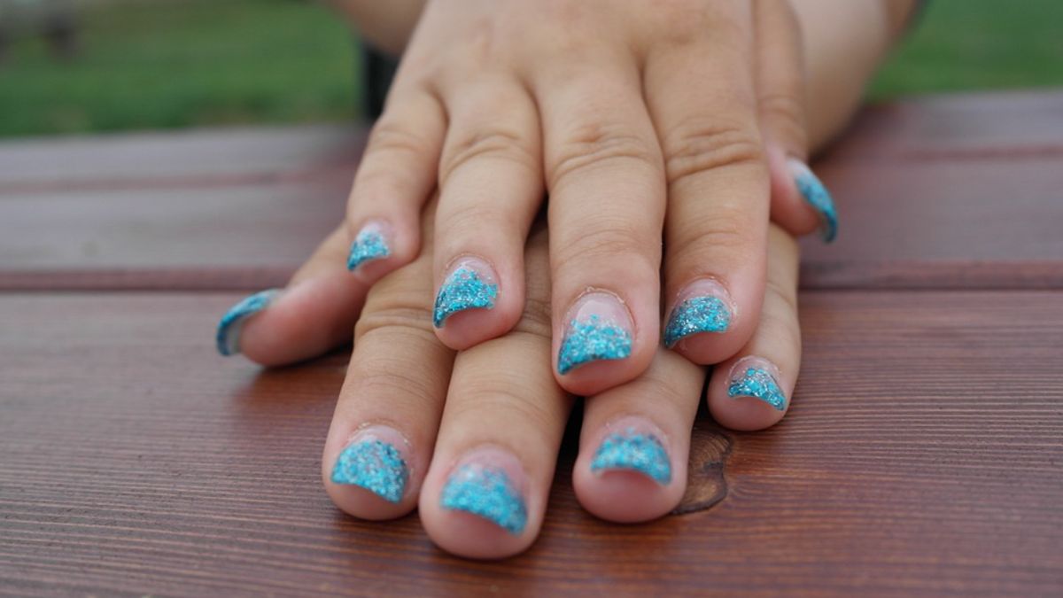 Kobieta zrezygnowała z paznokci żelowych 