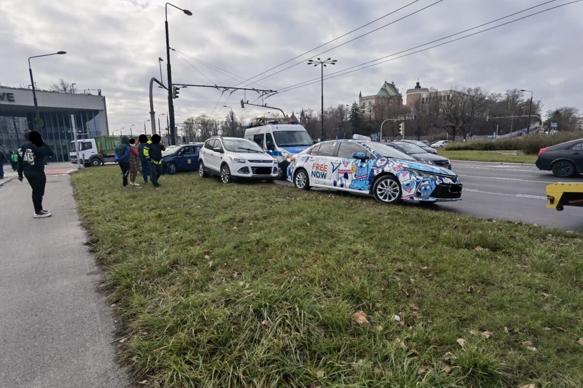 Zderzenie toyoty z fordem na rondzie Dmowskiego