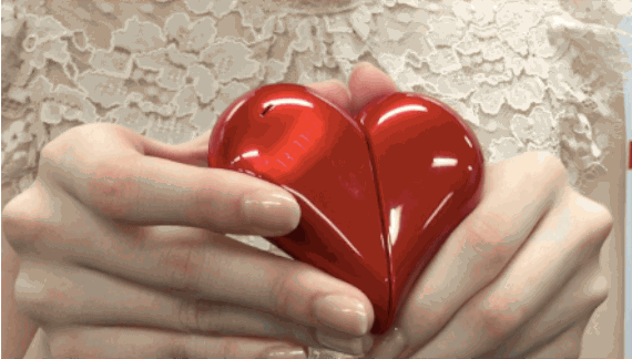 Japończycy znowu zaskakują. Heart: telefon, który można zamienić w serduszko 3