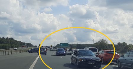 Ratownicy pędzili na miejsce wypadku. Pod prąd jechały samochody