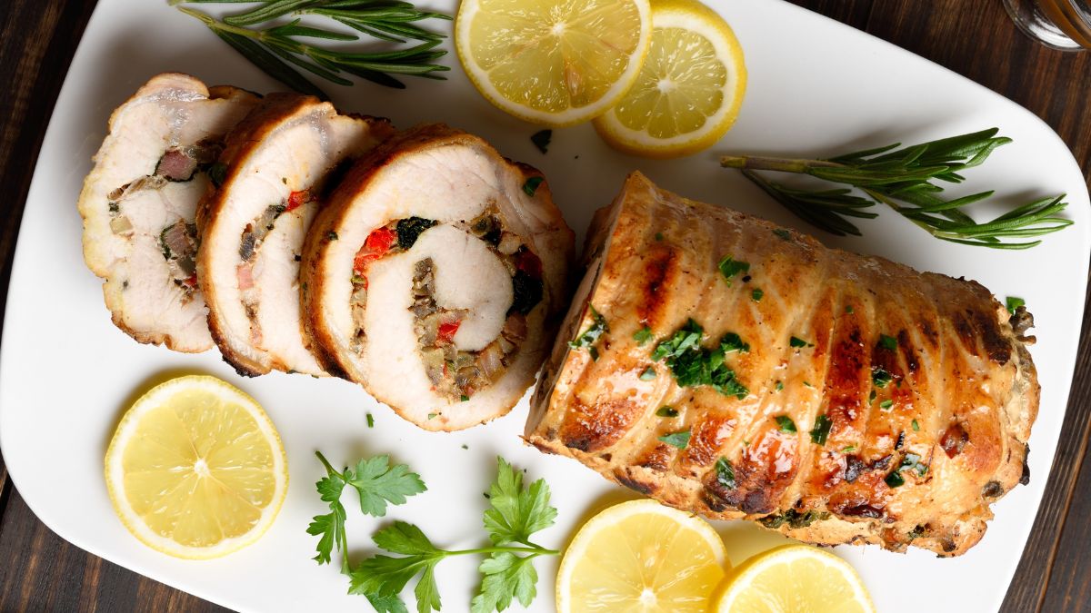 Schab nadziewany grzybami poleca się na świąteczne śniadanie