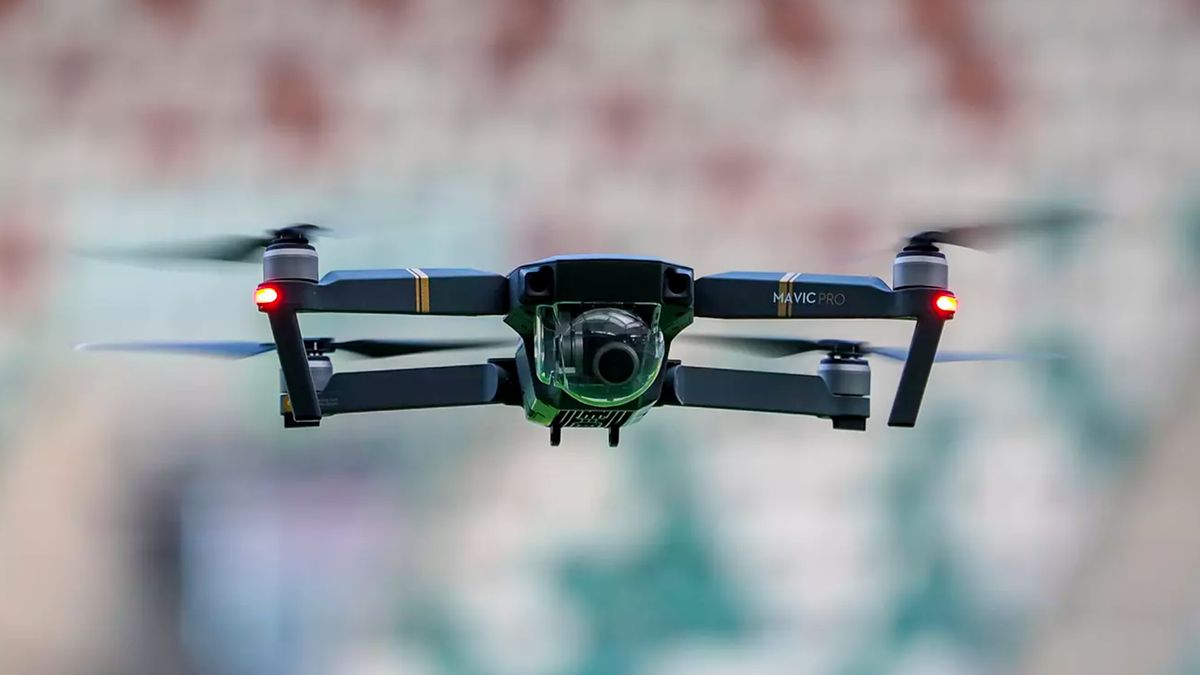 Ten film pokazuje mistrzostwo w lataniu dronem i łamaniu przepisów 1