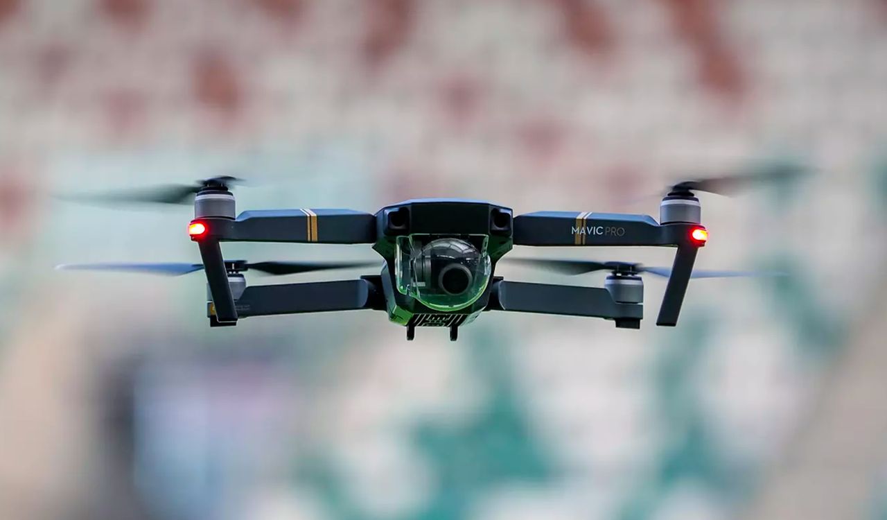 Ten film pokazuje mistrzostwo w lataniu dronem i łamaniu przepisów