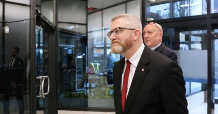 Jest komunikat policji. Grzegorz Braun wtargnął do szpitala w Oleśnicy