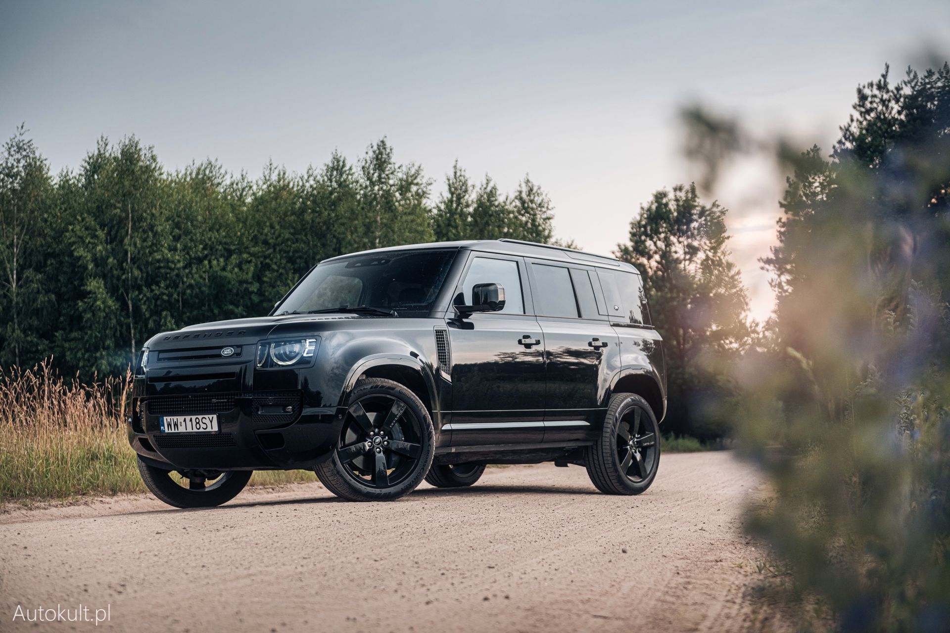 Land Rover Defender nie przypomina poprzednika, ale kto zna Defendera, ten znajdzie tu kilka odniesień