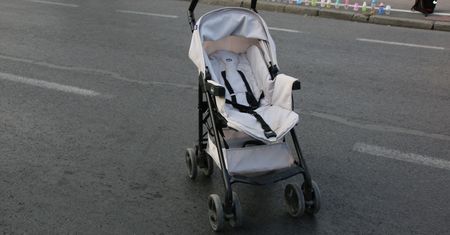 Pijany ojciec przewrócił wózek z 2-letnim synkiem. Policja z Oświęcimia ujawnia szczegóły
