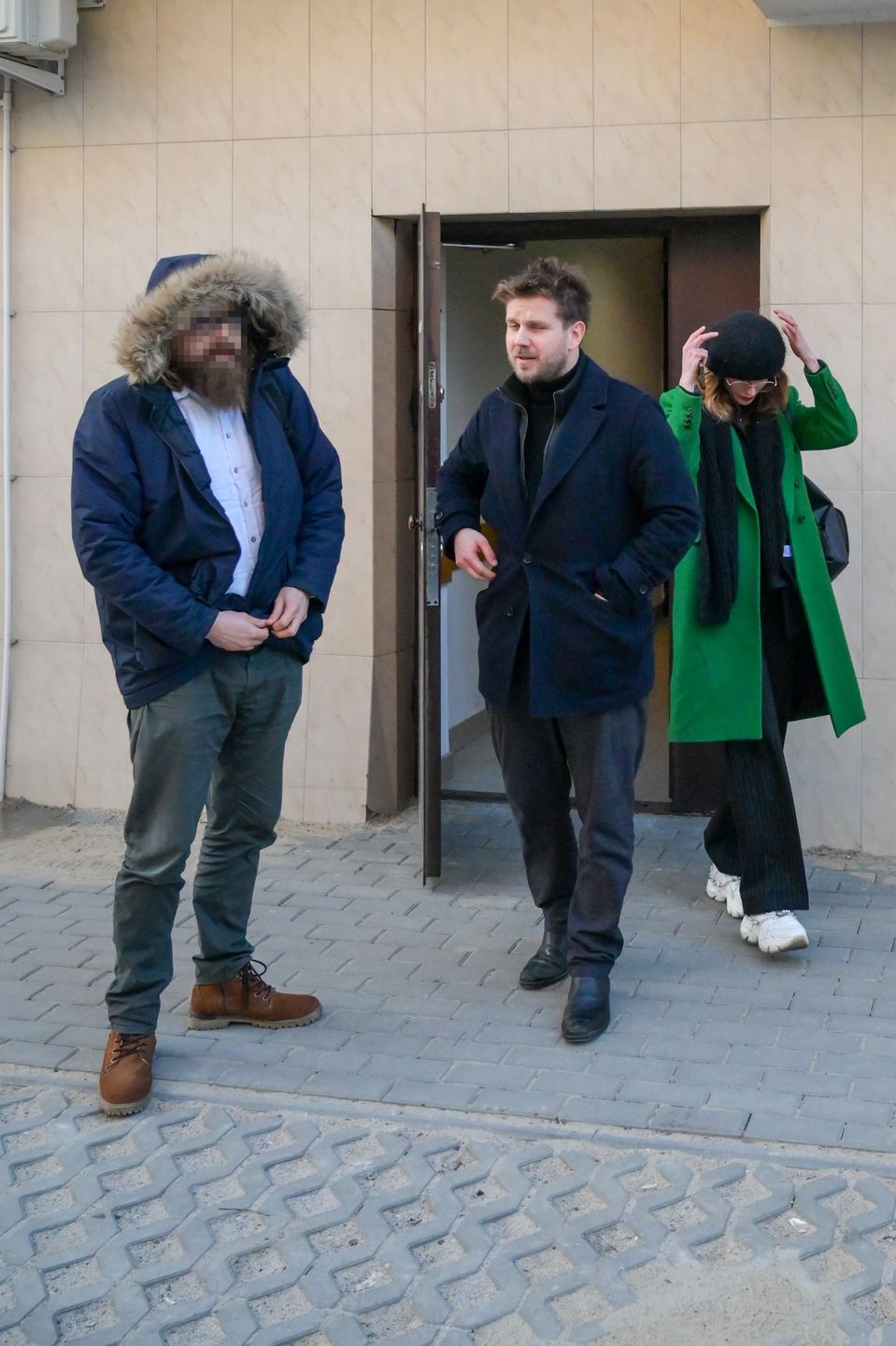 Antoni Królikowski i Izabela opuszczają sąd po usłyszeniu przez aktora wyroku