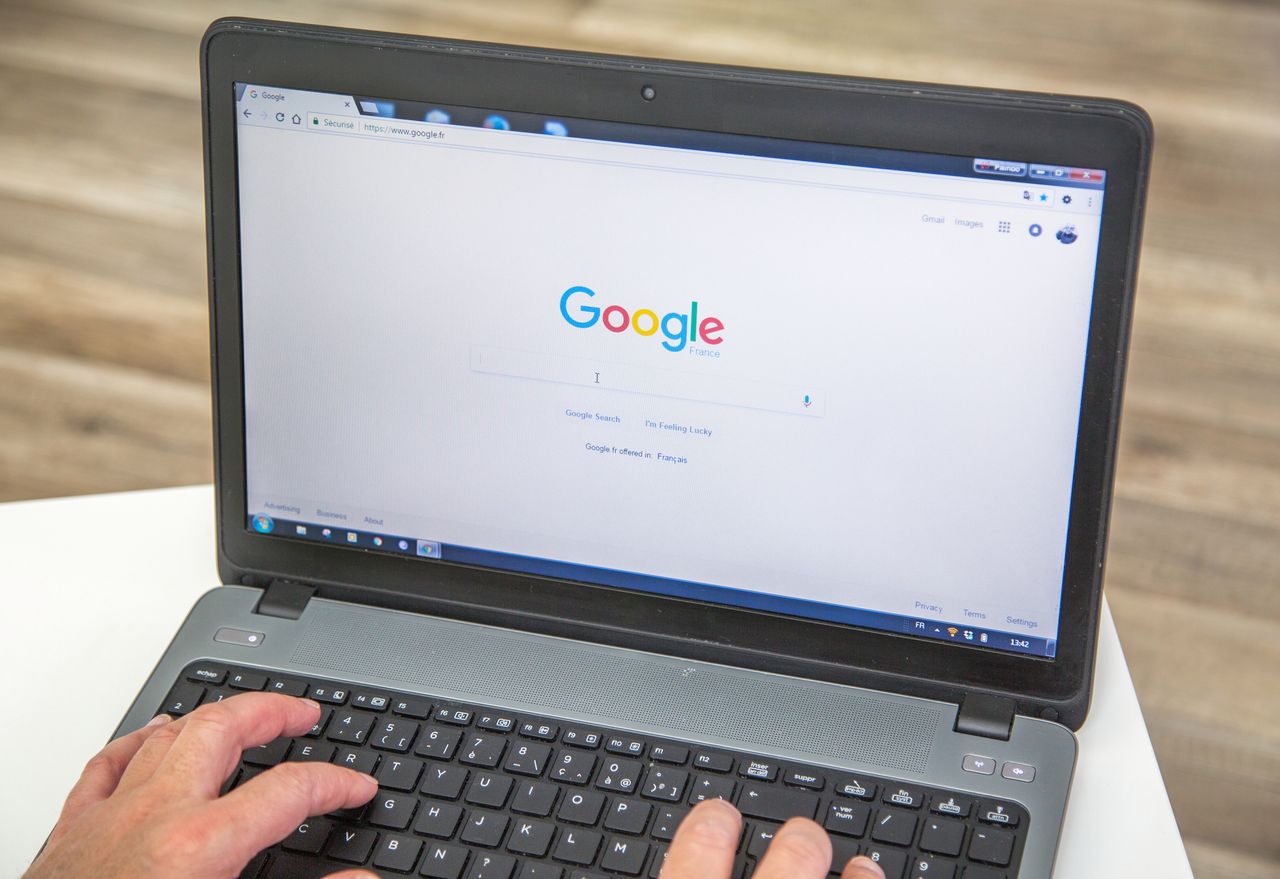 Google Chrome na laptopie z depositphotos