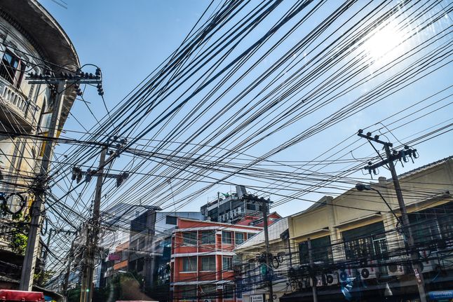To, co rzuca się w oczy to ogrom kabli na wszystkich ulicach w całej Tajlandii. Podczas jednego przejazdu, niedoświadczony kierowca naszego autokaru urwał kable uszkadzając klimatyzator. Najlepsza była jego reakcja - wyszedł, kopnął jeden z kabli, machnął rękami i pojechał dalej.