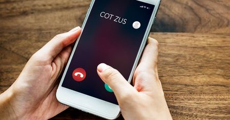 Podszywają się pod infolinię ZUS. Sfałszowali numer i nazwę dzwoniącego