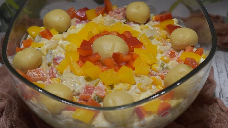 Sałatka z pieczarkami i kukurydzą