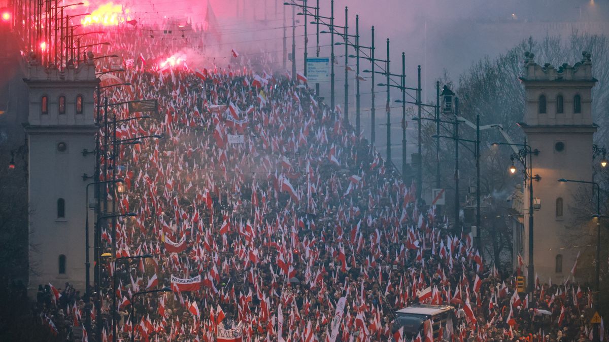 Warszawa, 11.11.2025. Obchody Narodowego Święta Niepodległości. Marsz Niepodległości, 11 bm. w Warszawie. Marsz pod hasłem ?Jeden Naród ? silna Polska? przechodzi ulicami Warszawy na błonia Stadionu Narodowego. (aldg) PAP/Leszek Szymański
