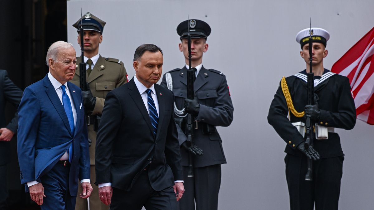 WARSAW, POLAND - MARCH 26 : Polish President, Andrzej Duda welcomes US President Joe Biden in Warsaw, Poland on March 26, 2022. (Photo by Stringer/Anadolu Agency via Getty Images)