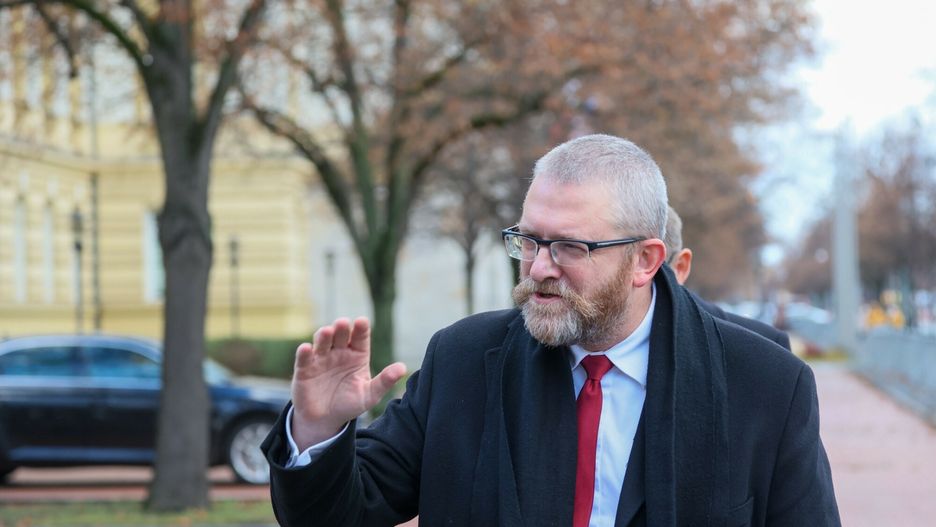 Politycy Konfederacji na spotkaniu z premierem
Fot. Wojciech Olkusnik/East News, Warszawa, 24.11.2023. Delegacja polityk�w Konfederacji wybrala sie na spotkanie do KPRM z premierem, w sprawie tworzenia nowej wiekszosci parlamentarnej. Politycy zapewniaja jednak, ze nie zaglosuja za wotum zaufania dla rzadu Morawieckiego.
N/z: Grzegorz Braun
Wojciech Olkusnik