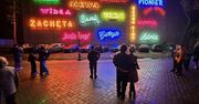 Inauguracja Łódzkiej Galerii Neonów. Szkoda, że pogoda nie dopisała. Słynne neony wróciły na ulice