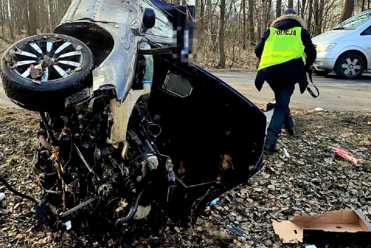 Audi wypadło z drogi i rozbiło się na drzewie