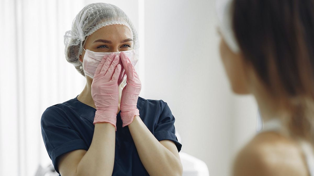 Wiele osób rezygnuje z letnich wyjazdów - i zamiast tego decyduje się na zabiegi chirurgii plastycznej