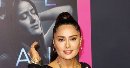 Salma Hayek w prześwitującej kreacji. Podkreśliła idealną figurę