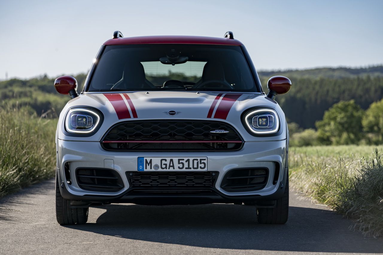 Mini Countryman JCW debiutuje w odświeżonym wydaniu. Znajdź różnice