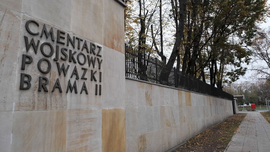 Zamknięte cmentarze. Premier obiecuje pomoc dla handlowców.