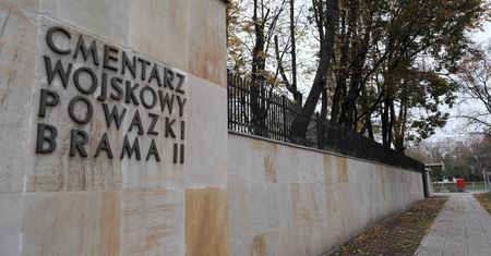 Zamknięte cmentarze. Premier obiecuje pomoc dla handlowców