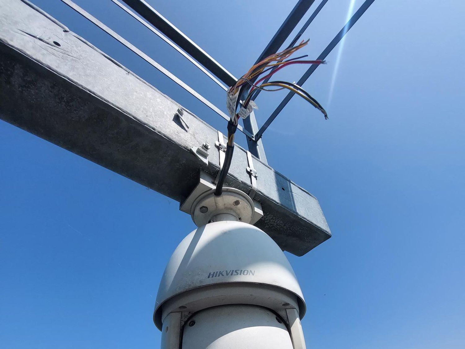 Zniszczenia spowodowane przez złodziei na bramownicy nad jezdnią autostrady A1