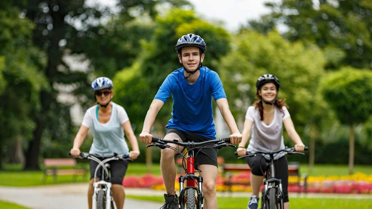 Młodsi nie przepadają za rowerem, starsi wolą go od biegania, czyli jakie dyscypliny uprawiają Polacy?
