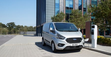 Hybrydowy Ford Transit Custom przejedzie do 50 km na prądzie. Pierwszy taki model w klasie