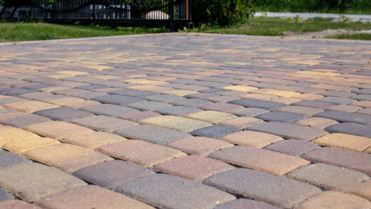 Jak wyczyścić kostkę brukową domowym sposobem? 