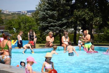 Letni relaks na basenie w Kielcach. Wakacyjna sobota podczas upałów
