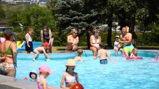 Letni relaks na basenie w Kielcach. Wakacyjna sobota podczas upałów