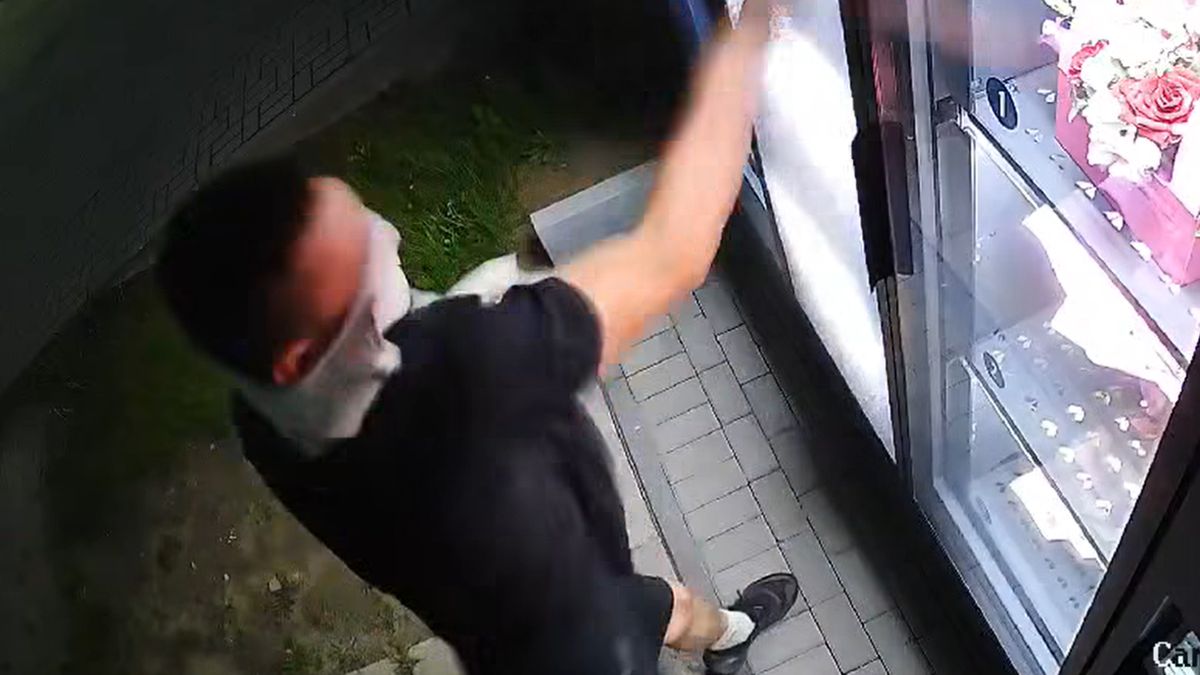 Rozbił kwiatomat i zabrał kwiaty.