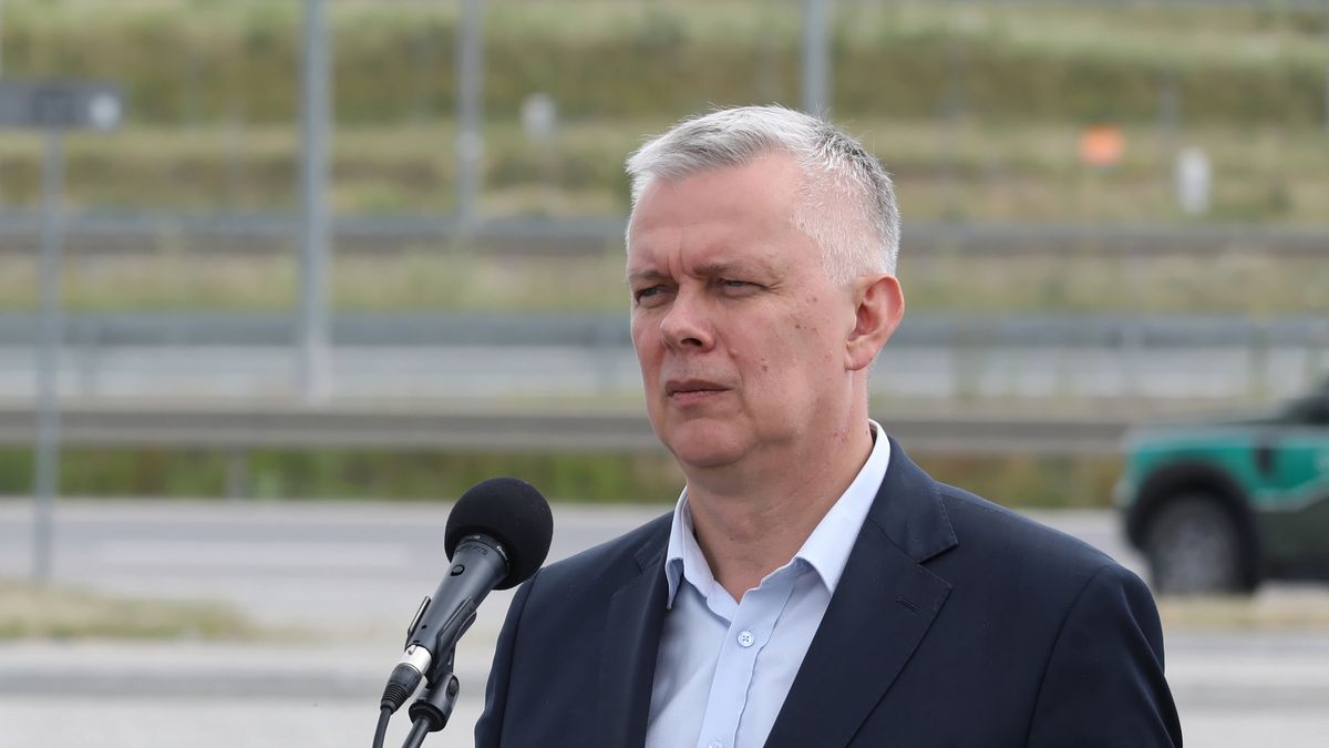 Budzisko, 05.07.2025. Minister spraw wewnętrznych i administracji Tomasz Siemoniak na konferencji prasowej w trakcie wizyty na granicy polsko-litewskiej w Budzisku, 5 bm. (amb) PAP/Artur Reszko