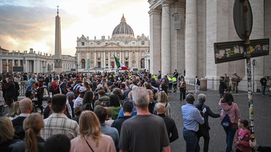 Pope Francis' body lies in state inside St. Peter's Basilica ahead of funeral
epa12052413 Members of the public line up to pay their respects to late Pope Francis as he lies in state inside Saint Peter's Basilica, Vatican City, 24 April 2025. Faithful and well-wishers will be able to pay their respects to Pope Francis, who died on 21 April 2025, aged 88, until his funeral on 26 April in the plaza in front of the basilica.  EPA/ALESSANDRO DI MEO 
Dostawca: PAP/EPA.
ALESSANDRO DI MEO
Pope Francis, death, people, basilica, square