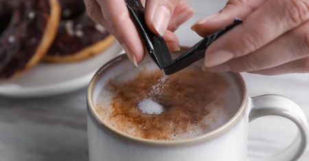 Cukier w saszetkach. Założymy się, że cały życie źle go otwierasz?