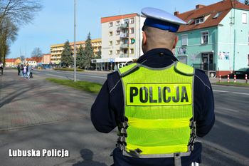 Staszowscy policjanci pomogli angielskim skautom, którzy brali udział w wyzwaniu