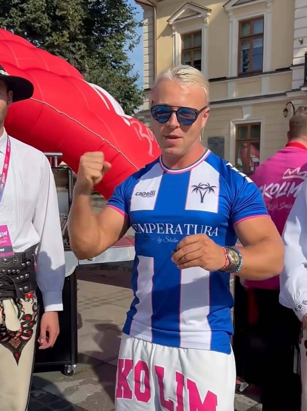 Skolim z dyspensą podczas grilla